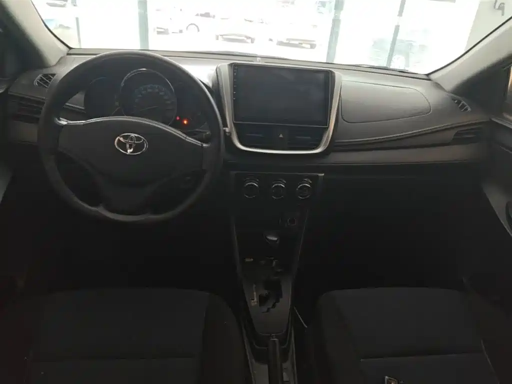 Toyota Yaris L 2016 — фото 10