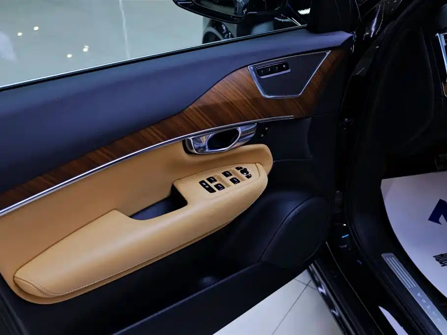 Volvo XC90 2018 — фото 17