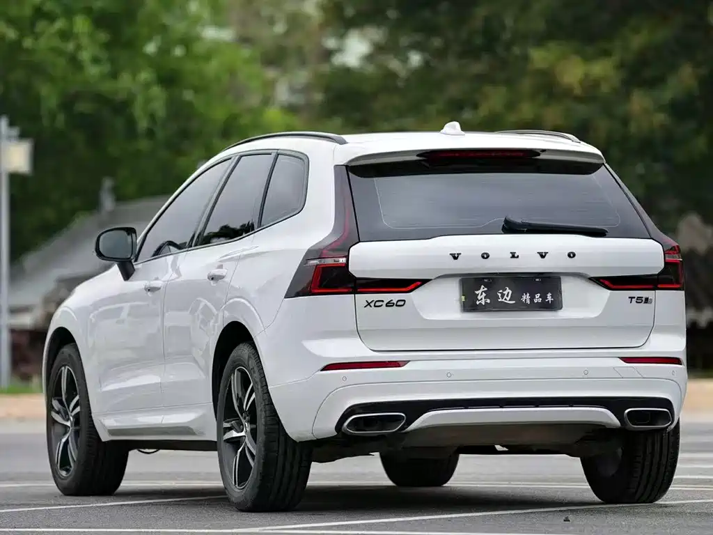 Volvo XC60 2021 — фото 8