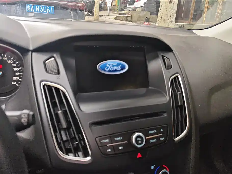Ford Focus 2017 — фото 13
