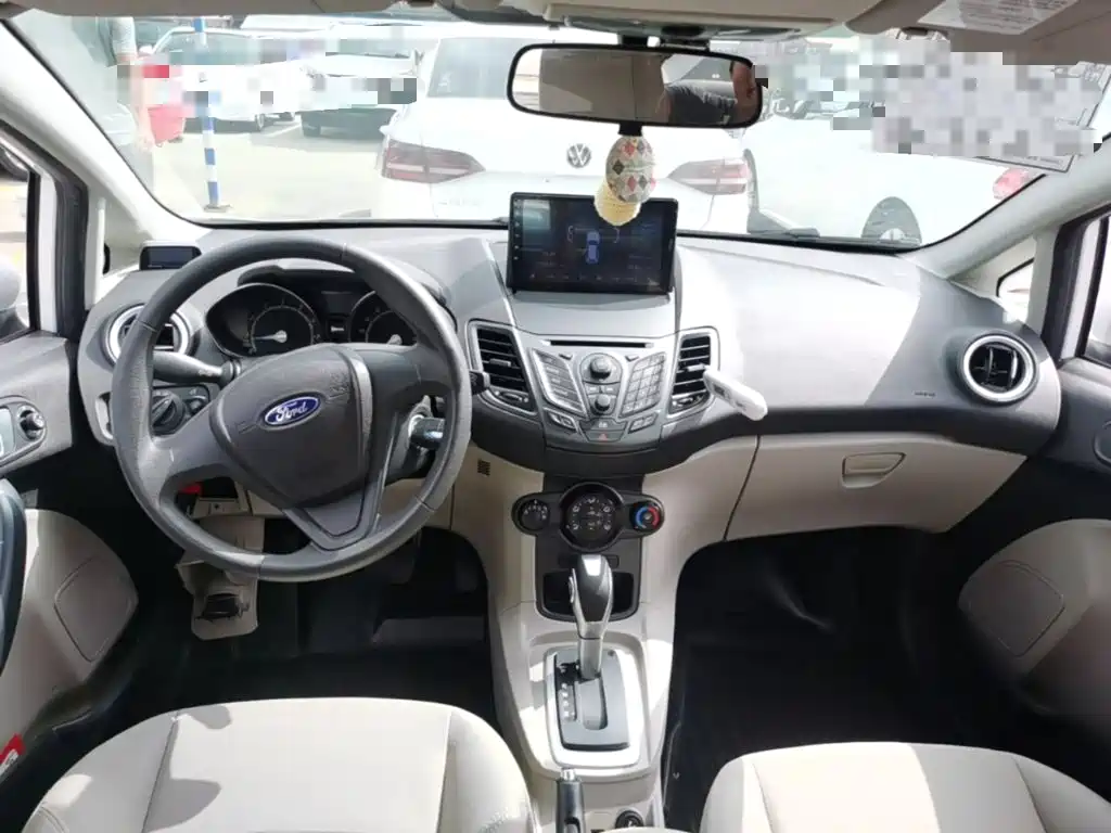 Ford Fiesta 2015 — фото 10