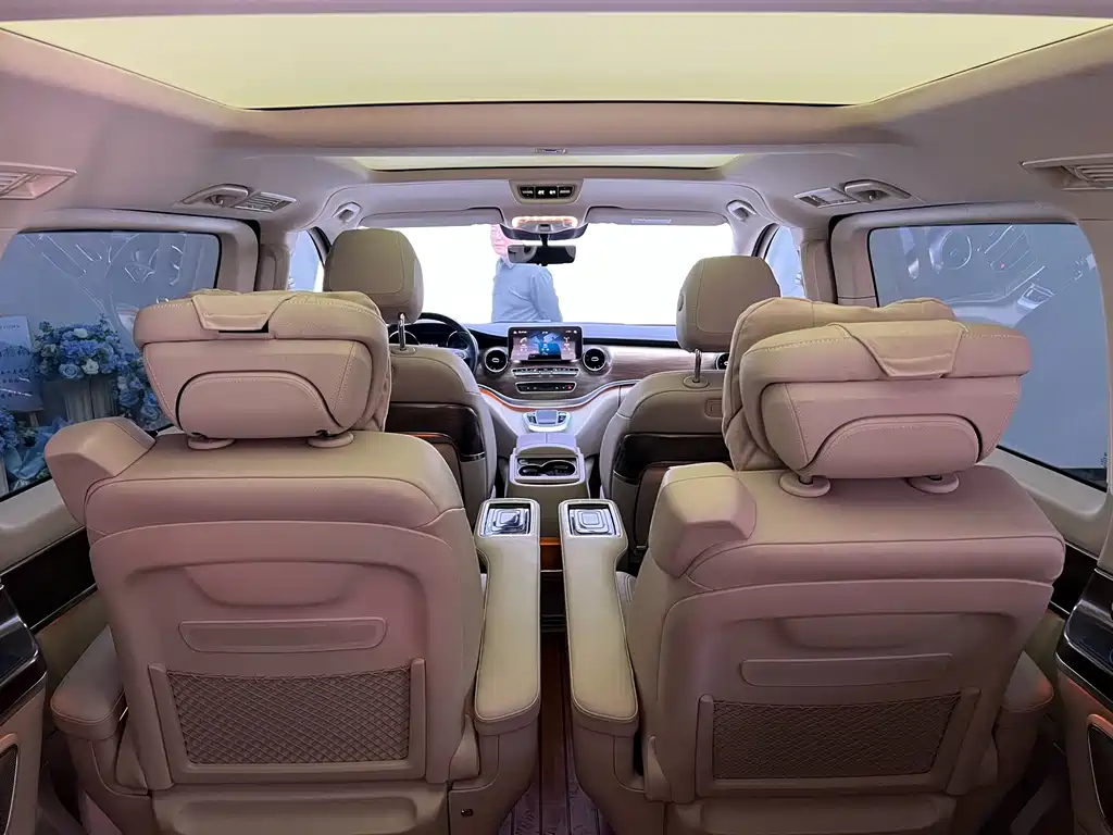 Mercedes-Benz V-Class 2023 — фото 29