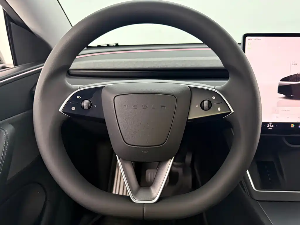 Tesla Model Y 2025 — фото 13