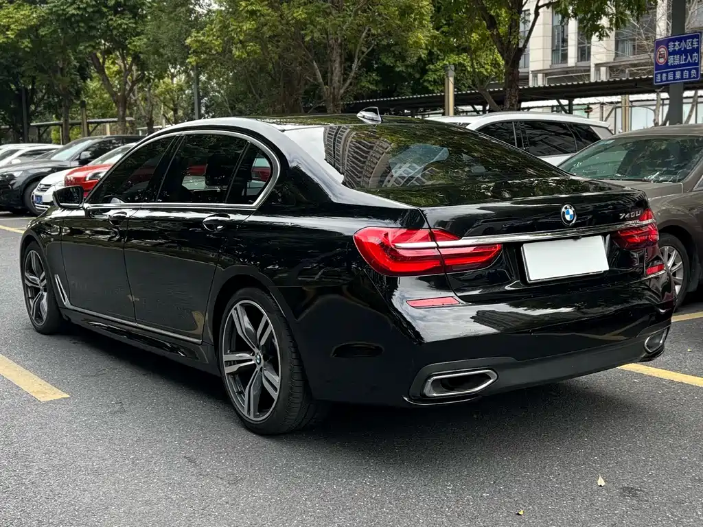 BMW 7 Series 2018 — фото 11