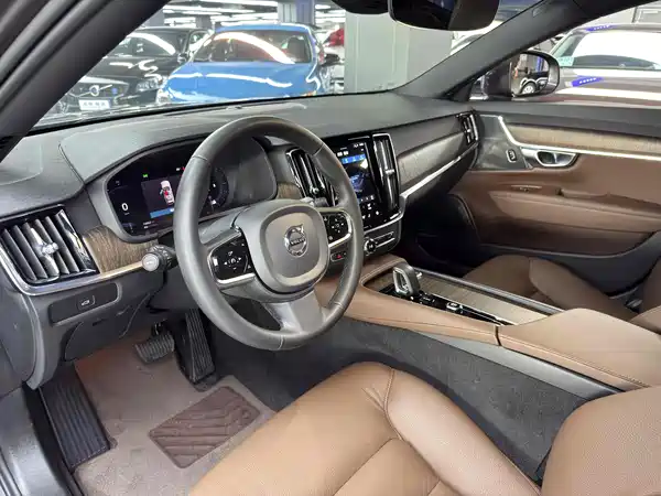 Volvo V90 2024