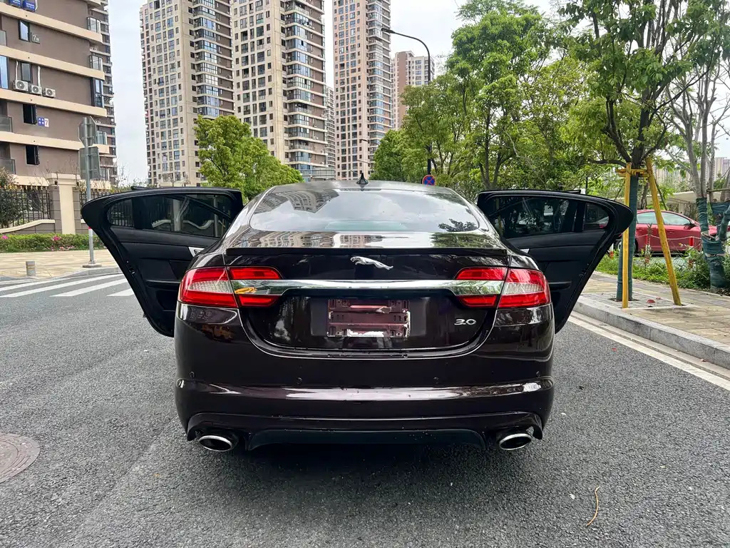 Jaguar XF 2015 — фото 15