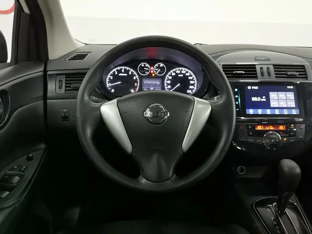 Nissan Tiida 2015 — фото 11