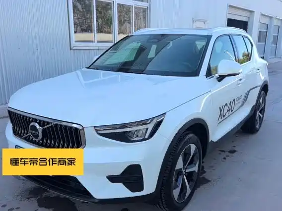 Volvo XC40 2025