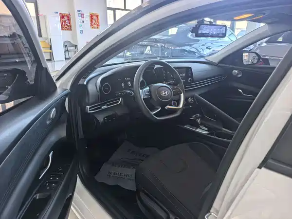 Hyundai Elantra 2023