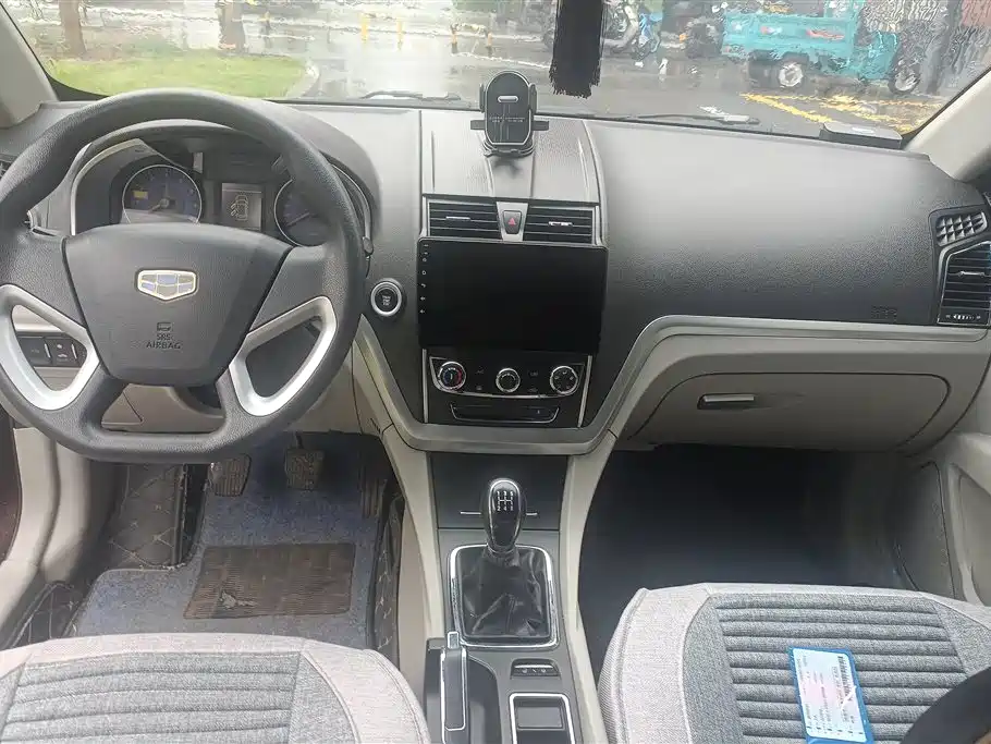 Geely Emgrand 2015 — фото 12