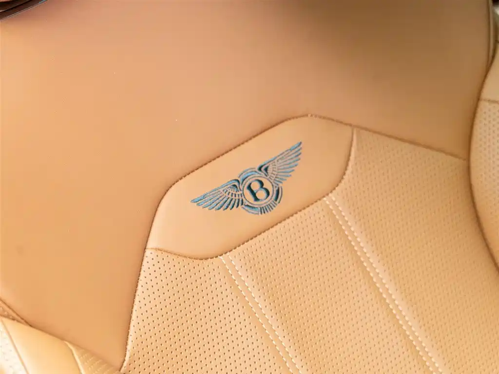 Bentley Bentayga 2023 — фото 13