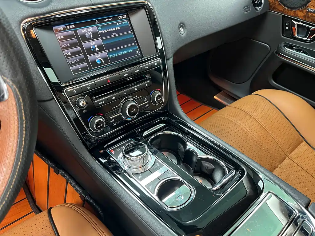 Jaguar XJ 2015 — фото 14