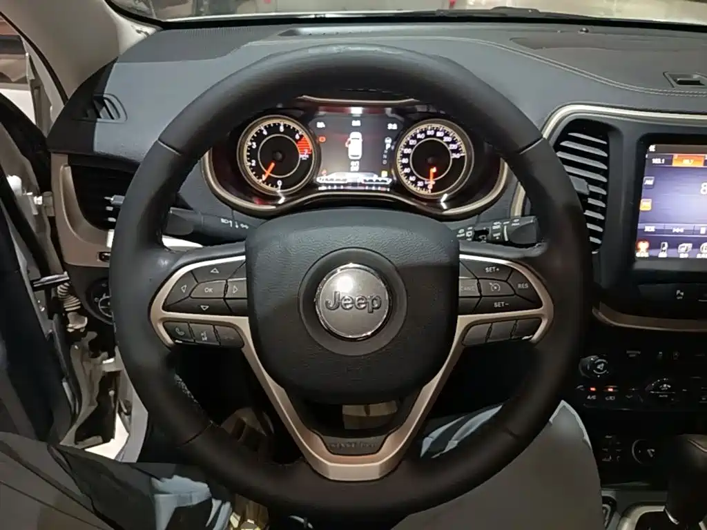 Jeep Cherokee 2019 — фото 11