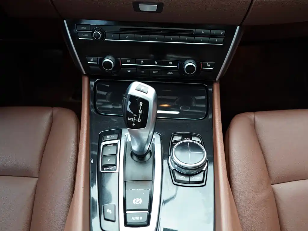 BMW 5 Series GT 2013 — фото 10