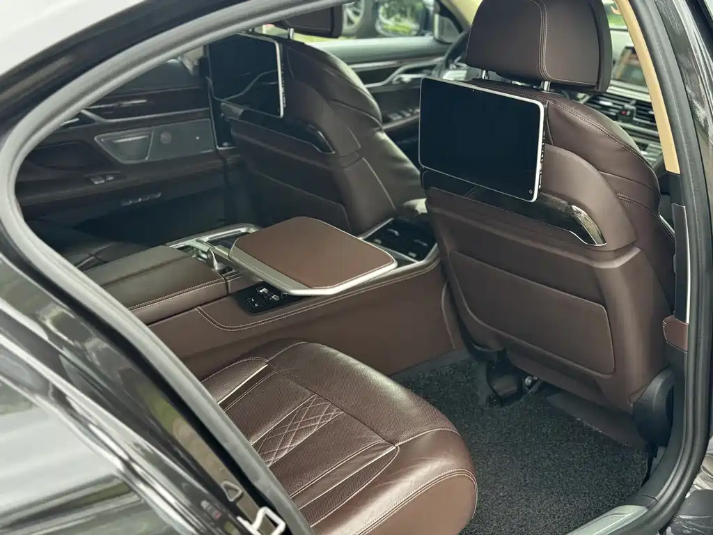 BMW 7 Series 2017 — фото 15