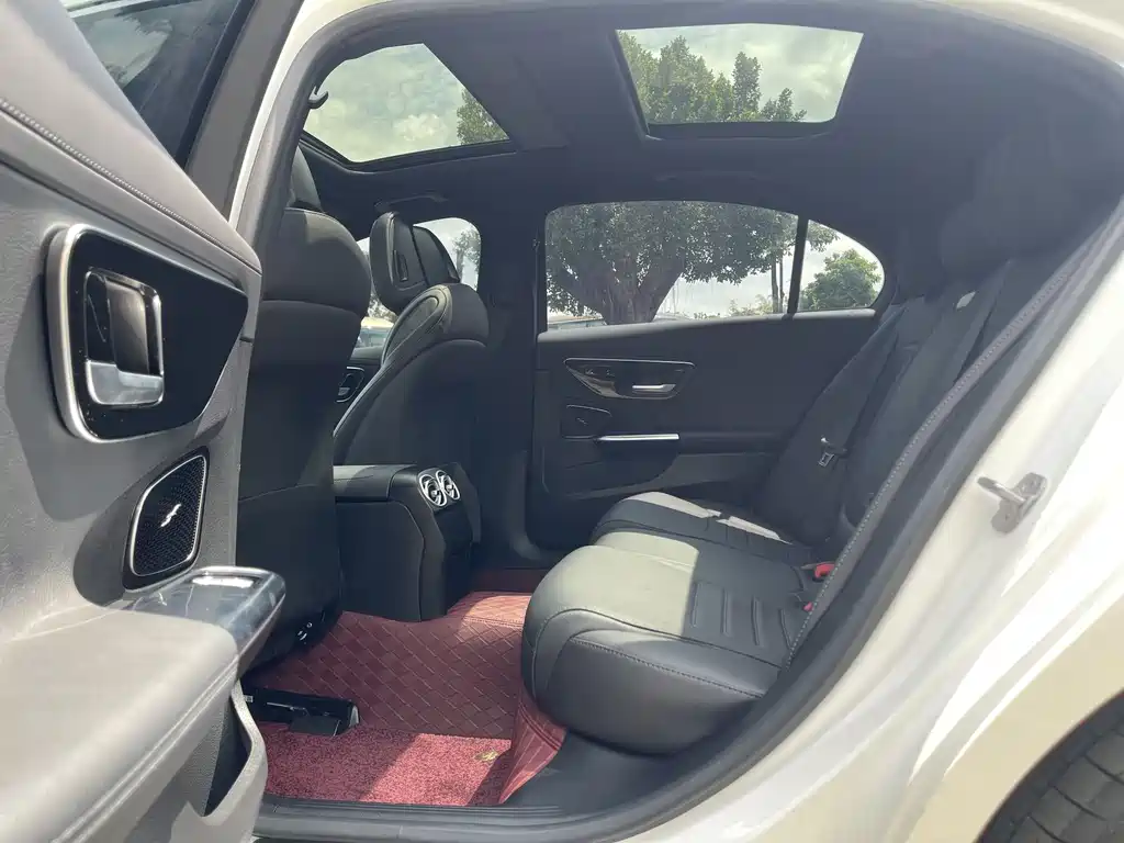 Mercedes-Benz C-Class 2025 — фото 15
