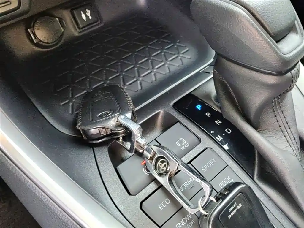 Toyota RAV4 2021 — фото 15