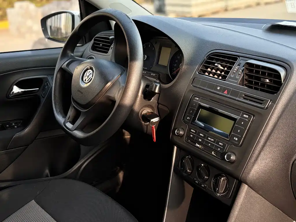 Volkswagen Polo 2015 — фото 16