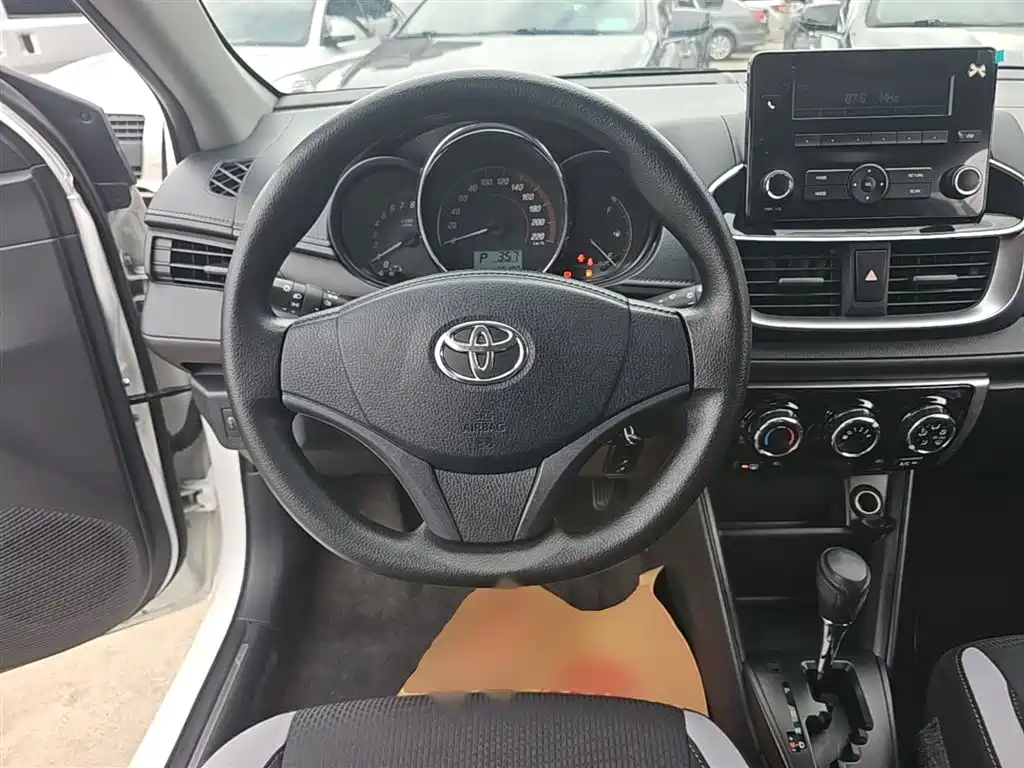 Toyota Yaris L 2021 — фото 11
