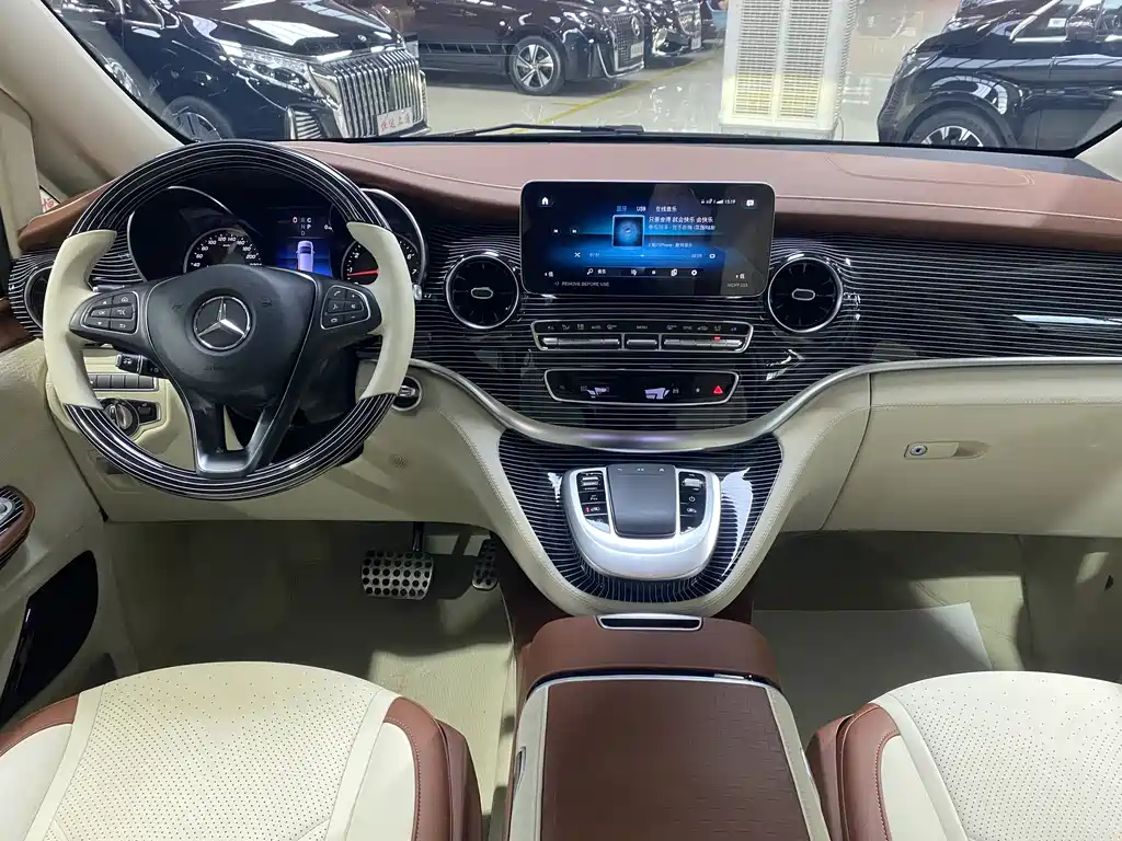 Mercedes-Benz V-Class 2023 — фото 8