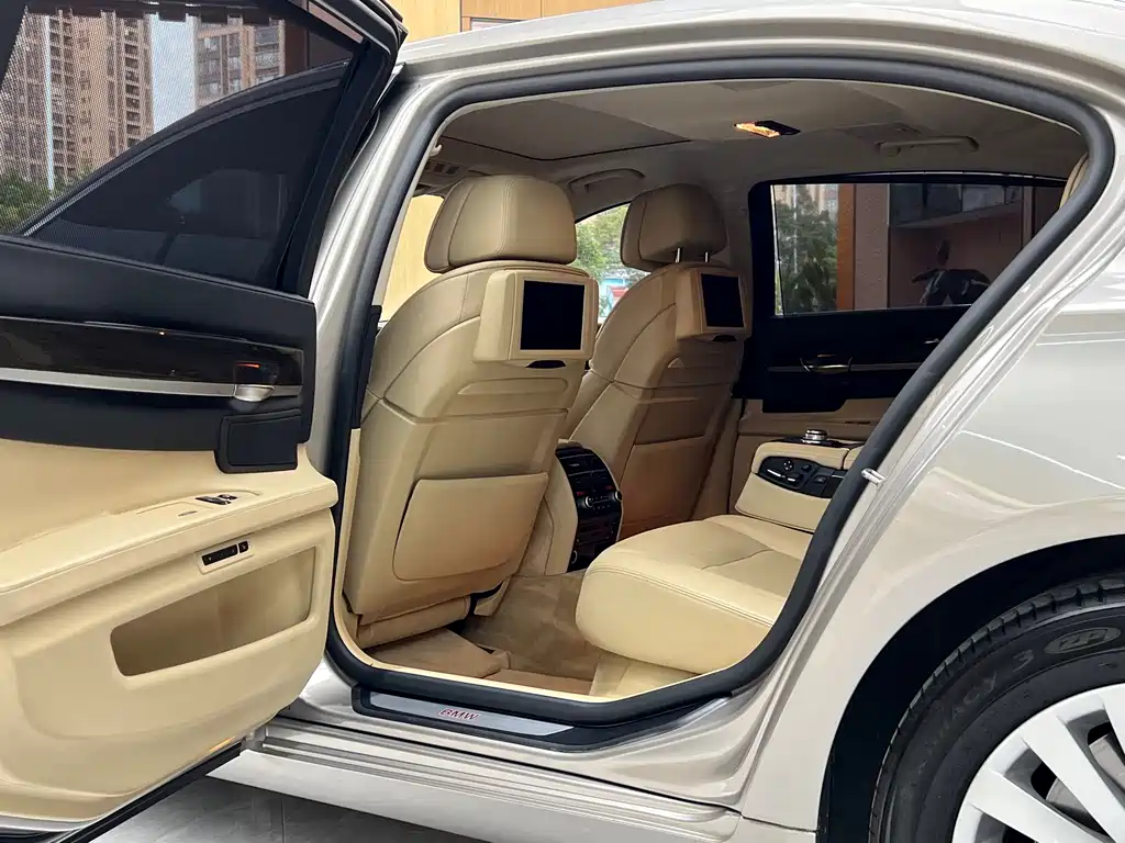 BMW 7 Series 2012 — фото 19