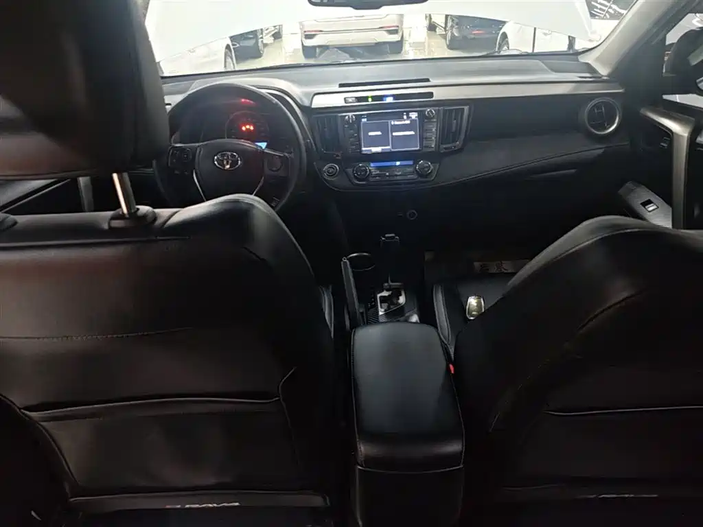 Toyota RAV4 2016 — фото 10