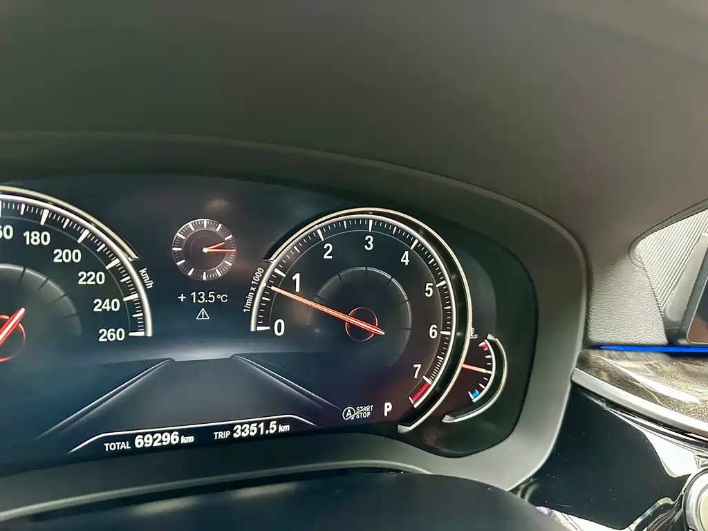 BMW 5 Series 2018 — фото 11