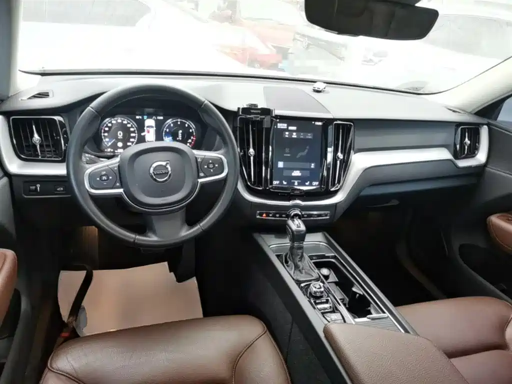 Volvo XC60 2019 — фото 10