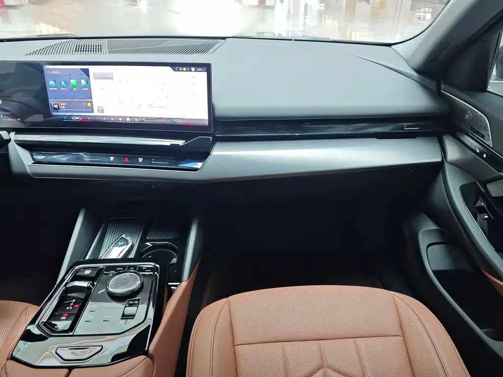 BMW 5 Series 2025 — фото 15