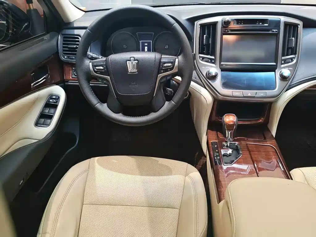Toyota Crown 2017 — фото 14