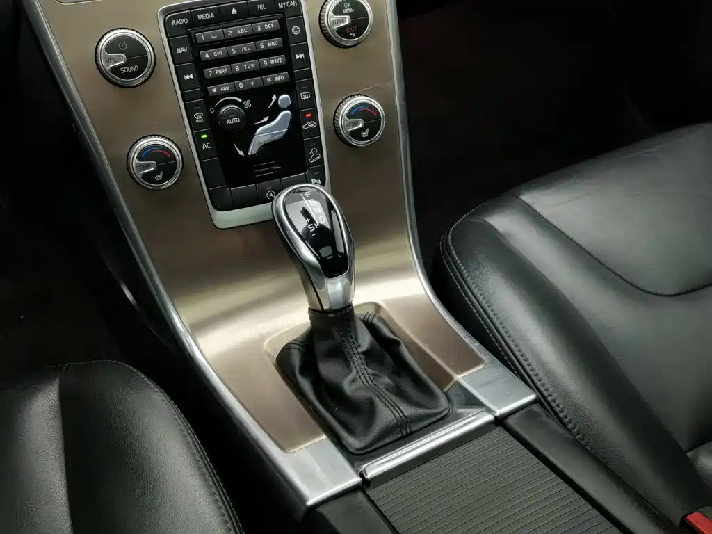 Volvo XC60 2017 — фото 13