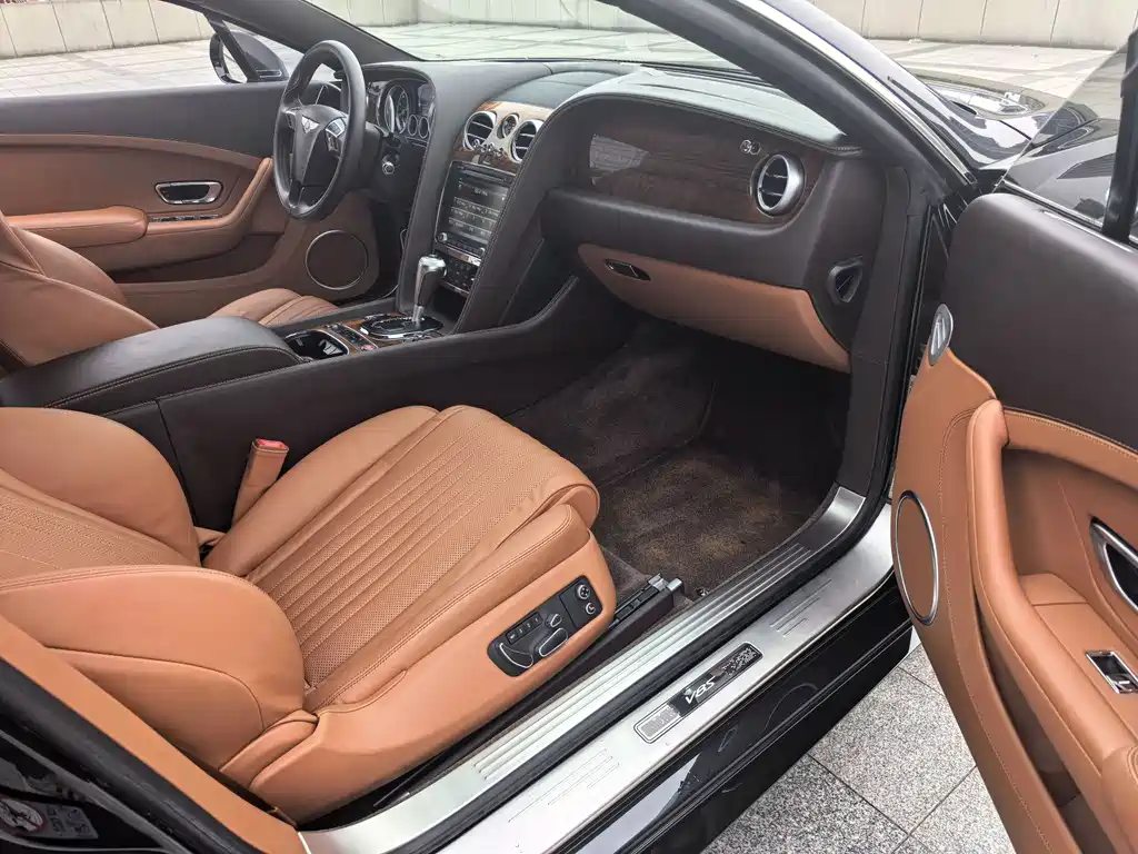 Bentley Continental 2018 — фото 16