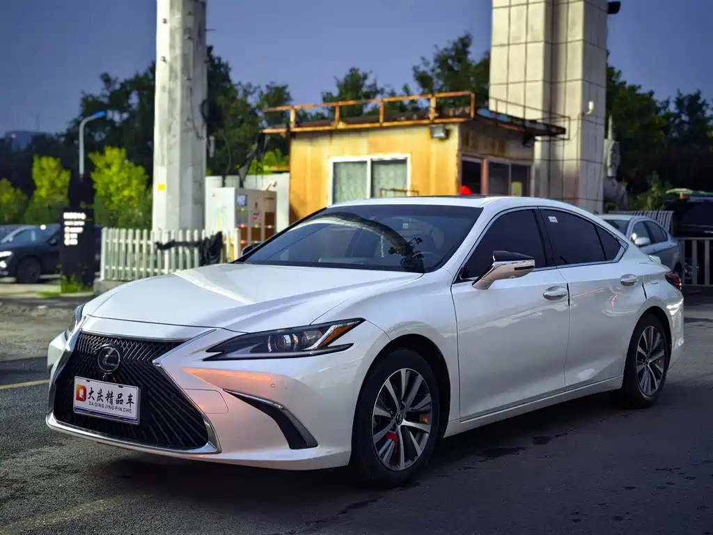 Lexus ES 2020 — фото 1