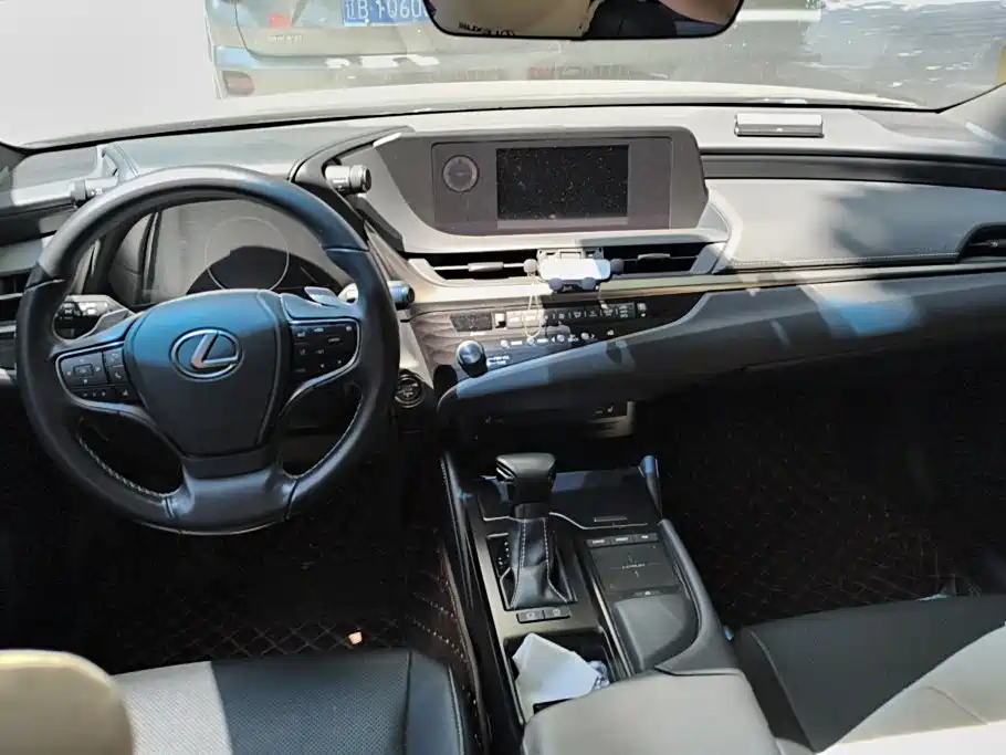 Lexus ES 2019 — фото 12