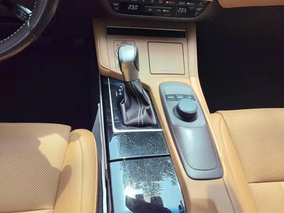 Lexus ES 2015 — фото 16