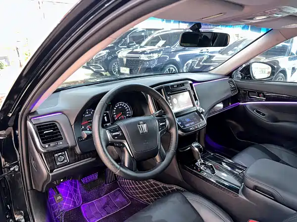 Toyota Crown 2015