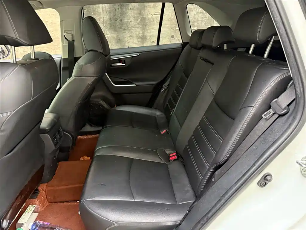 Toyota RAV4 2022 — фото 10