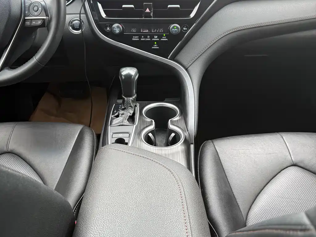 Toyota Camry 2022 — фото 12