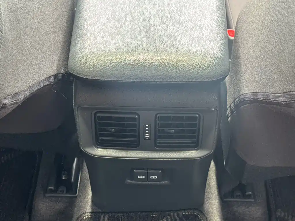 Toyota RAV4 2023 — фото 18
