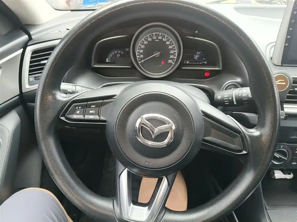 Mazda 3 Axela 2018 — фото 11
