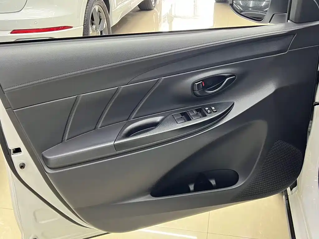 Toyota Yaris L 2022 — фото 13