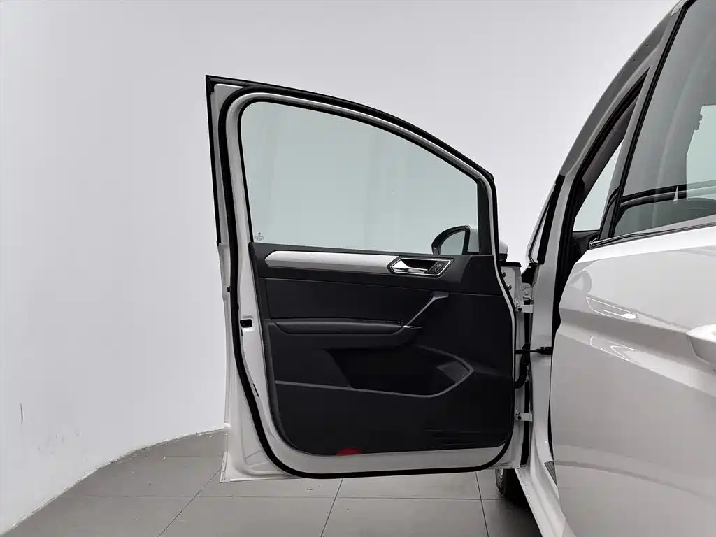 Volkswagen Touran 2017 — фото 8