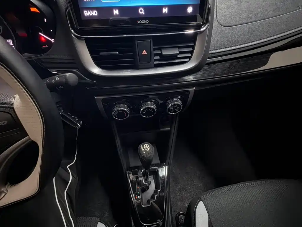 Toyota Yaris L 2023 — фото 13