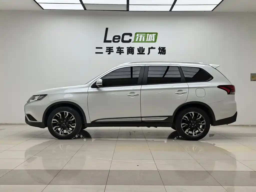 Mitsubishi Outlander 2020 — фото 4