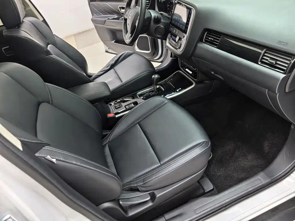 Mitsubishi Outlander 2020 — фото 11