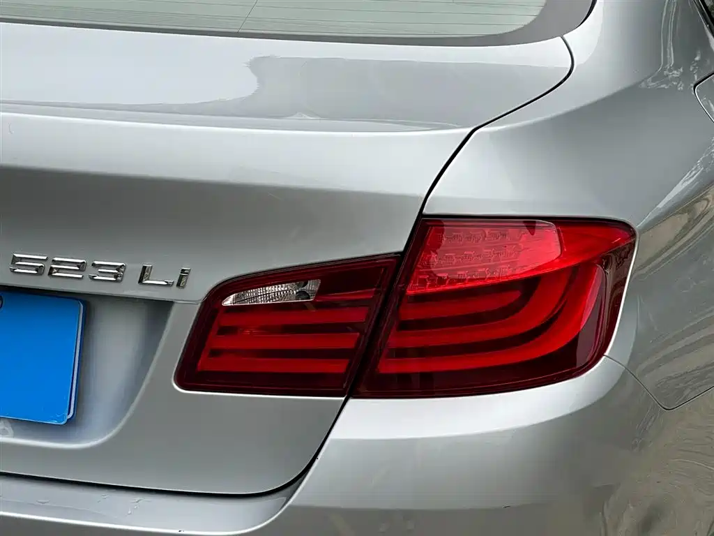 BMW 5 Series 2011 — фото 23