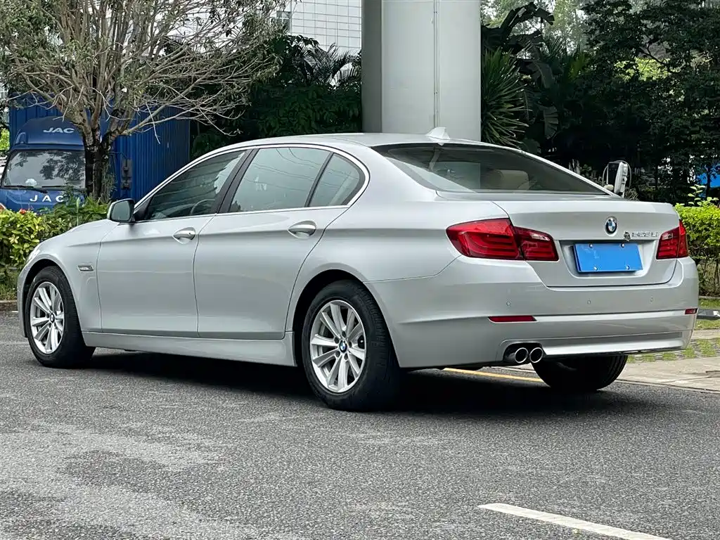 BMW 5 Series 2011 — фото 20