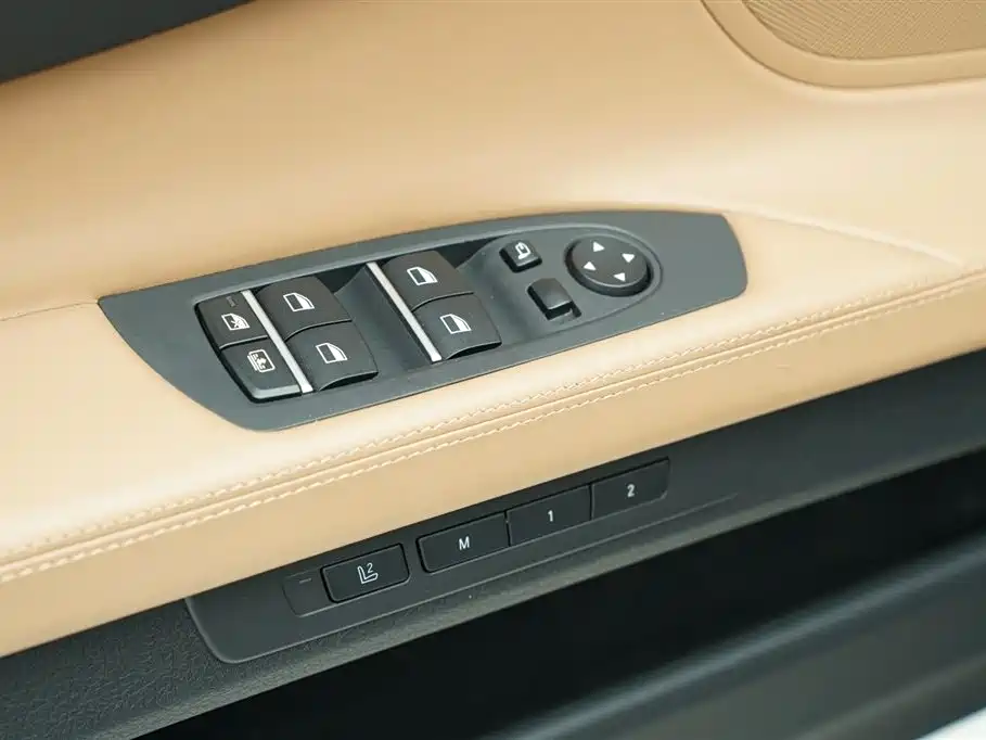 BMW 7 Series 2011 — фото 12