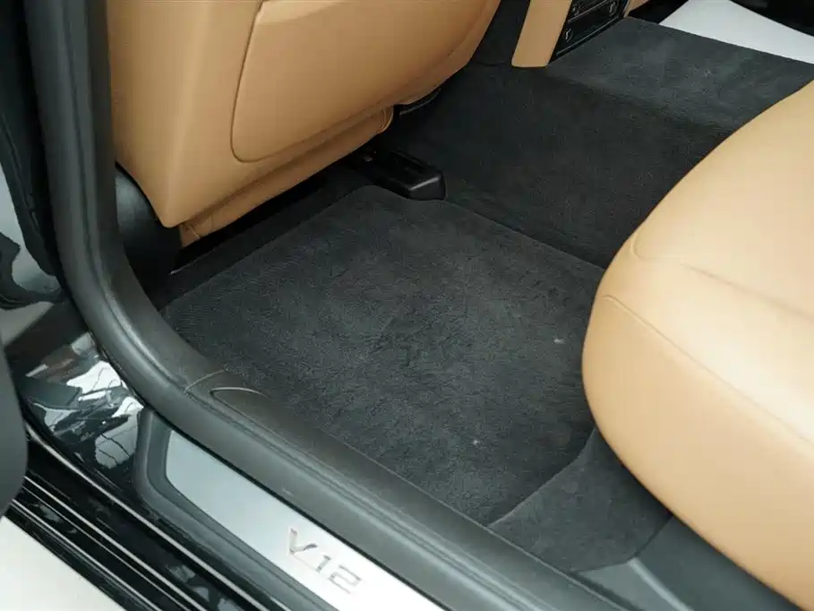 BMW 7 Series 2011 — фото 16