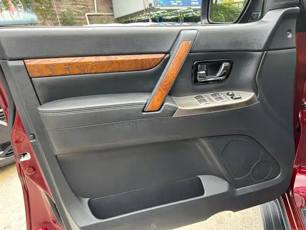 Mitsubishi Pajero 2020
